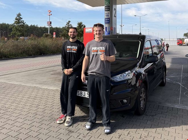 Kaoset inför premiären: Tvingade iväg duon i en bil till Polen