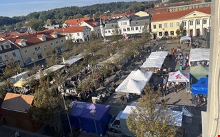 Marknad i strålande höstsol lockade besökare till torget