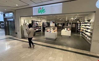 Glädje i butiken på Kungsmässan efter beskedet att kedjan räddas