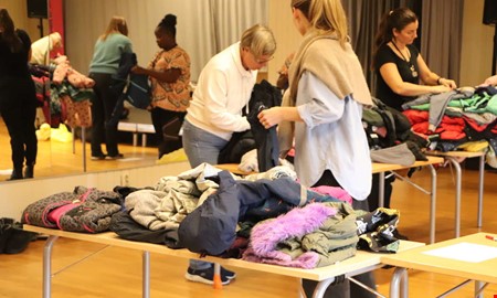 Här samlar de in kläder till barnen – inför vintern