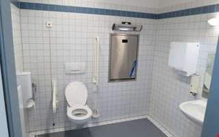 Boende lämnades ensam på toaletten – händelsen anmäls