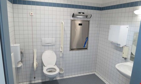 Boende lämnades ensam på toaletten – händelsen anmäls