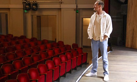 Följ med Åsaskådisen bakom kulisserna på musikalsuccén