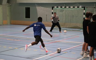 Här får unga möjligheten att spela fotboll – hela kvällen