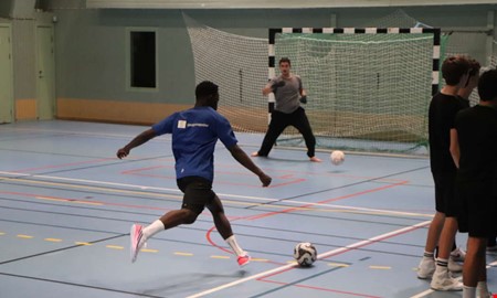 Här får unga möjligheten att spela fotboll – hela kvällen