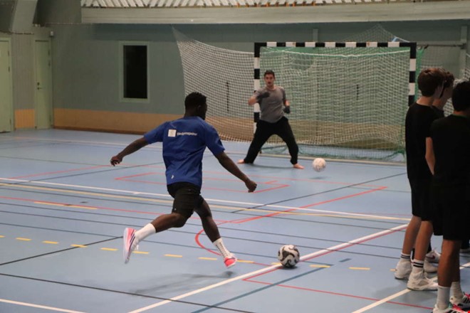 Här får unga möjligheten att spela fotboll – hela kvällen