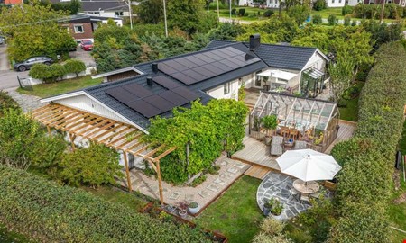 Villa med orangeri och spabad lockar klick