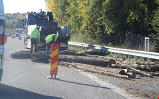 Lastbil med timmer välte – E6 stängdes av för trafik