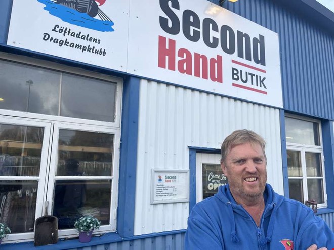 Hundratals invånare kämpar för att rädda butiken