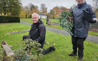 Här förbereds kyrkogården inför allhelgonahelgen