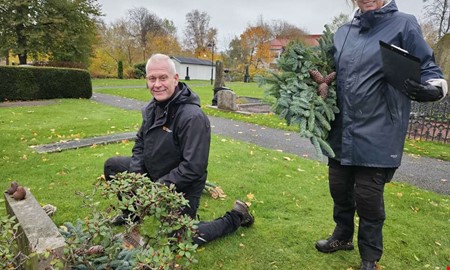 Här förbereds kyrkogården inför allhelgonahelgen