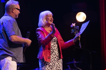 Lisbeth Hedelin, ordfrande i Norra Hallands Konstfrening tar emot rets kulturpris av Per Fritzell. Foto: John Skoglund