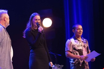 Christian hman, delar ut priset 