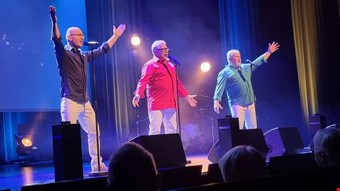 Eurovisionvinnarna frn 1984 p scen, frutom mannen i mitten. Men Per Fritzell gr inte brderna Herrey besviken. Foto: John Skoglund