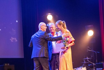 Onsala Pirates Henric Lfvenborg och Johanna Sodus tar emot pris av Louis Herrey i kategorin rets frnyare. Foto: John Skoglund