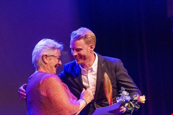 Kristina Karlsson lmnar ver priset till den olympiska silvermedaljren Fredrik Bergstrm. Foto: John Skoglund