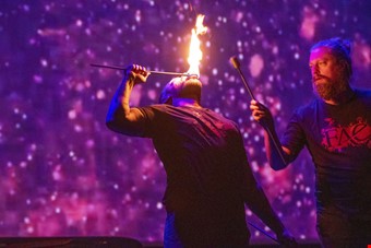 Eldslukarna Fae fireworks fick ran att dela ut priset till rets eldsjl. Foto: John Skoglund