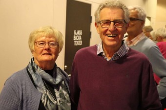 Ingela Lindqivst tillsammans med Bjarne Mattsson som sjlv spelar dragspel. Men ikvll var de bara dr som skdare. 