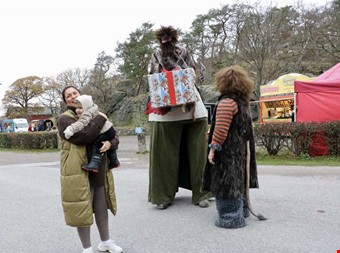 r man riktigt liten r s stora troll ganska skrmmande. Mamma Valeska fr trsta Claudia.