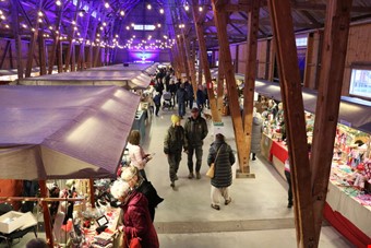 Hyfsat mnga beskare hade hittat till marknaden redan tidigt fredag eftermiddag.