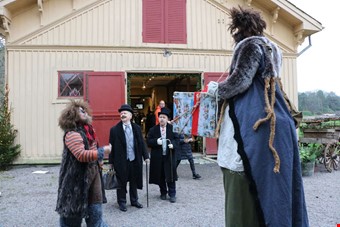 Tv hiskeliga troll mtte grevinnan Blanche Bonde, hovmstare Ola Kellerman och James Fredrik Dickson p promenad.