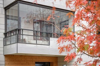 Balkongen �r inglasad.