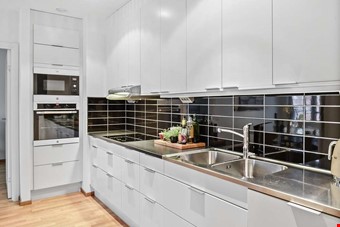 K�ket i �ppen planl�sning med vardagsrummet. 