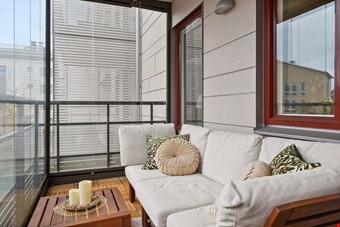 En uteplats finns i anslutning till l�genheten.