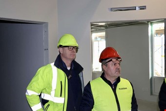 Paul Dexell, projektledare fr kommunen, och Peter Johansson, kommunens ombud, ledde rundvandringen. Foto: Anton Lorentzson
