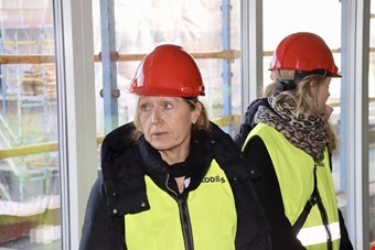 Frvaltningschefen fr Frskola och Grundskola var med p taklagsfesten. Foto: Anton Lorentzson