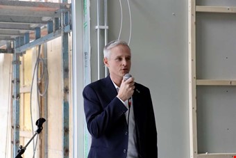 Ordfranden fr Servicenmnden, Fredrik Hansson, hll tal. Foto: Anton Lorentzson