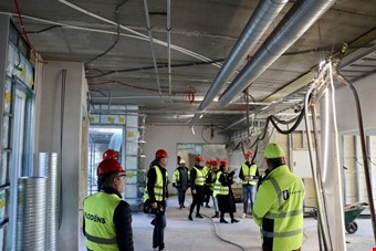 Gula vstar och arbetshjlmar behvdes p bygget. Foto: Anton Lorentzson