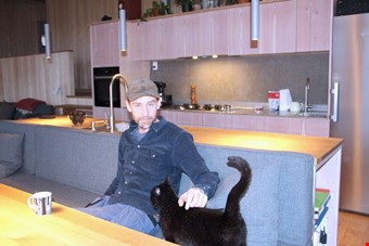 Torkel Haraldsson och katten Tudor.