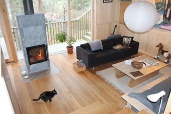 Vardagsrumsdelen i ppen planlsning med matplats och kk har hrlig utsikt.