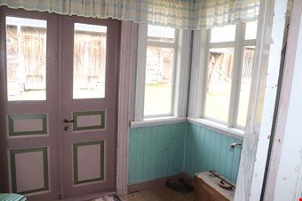 Det �r en ov�ntat f�rgs�ttning inne p� verandan.