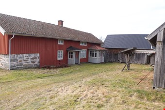 Vid Laga skifte 1867 var huset det enda som var r�dm�lat i byn. Uthusen �r om�lade och gr�a, och �r inte ombyggda p� senaste hundra �ren. 