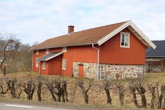 Husl�ngan �r hopbyggd med potatisk�llaren.