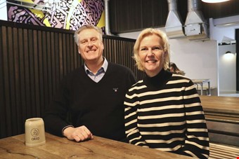 Bjrn och Ulla Gustafsson frn Varla ville ha craft-l och tyckte det var kul med ett nytt stlle i Kungsbacka. Foto: Christina Wagner