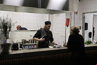 Det gr att se p nr maten blir tillagad i kket p Akia. Foto: Christina Wagner