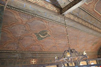 Kyrkan har fina takmlningar.