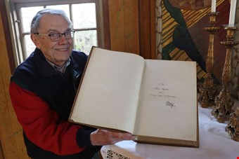 Torsten Atterbom med bibeln som Gustav V sknkt.