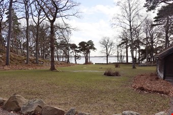 Stenstugans tomt gr nda ner till havet.