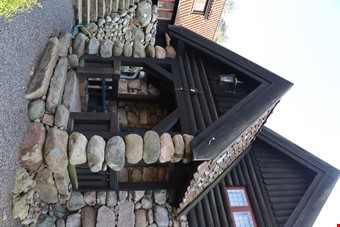 ven pelarna vid ingngen r formade av natursten.