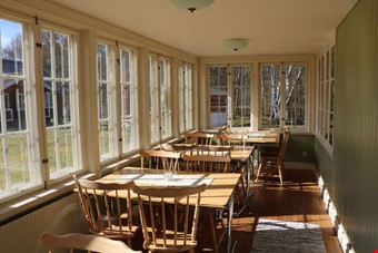 Verandan p� Flickhuset �r ursprunglig med gamla glas.