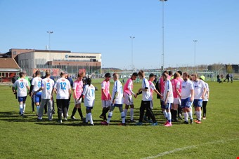 Nybyggets lag i fyran tackar motst�ndarna efter att ha vunnit med  ett-noll.