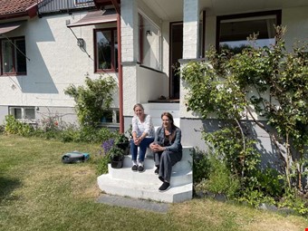 P� trappan upp till terrassen, Christina Forlin som bor i huset och kommunantikvarie Sofia Larsson.Foto: Erik Forlin 