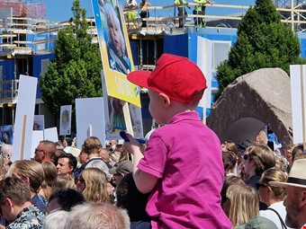 Att sitta p ngons axlar var smart nr det var s mycket folk p studentfesten. Foto: Kristian Alm.