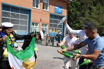 Vissa studenter blev nedsprutade av vnner. Foto: Julia Sandstn Vikberg