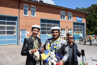 William och Arian var genomblta efter att vnnerna hade sprutat ned dem men dricka, men de var glada nd. Foto: Julia Sandstn Vikberg