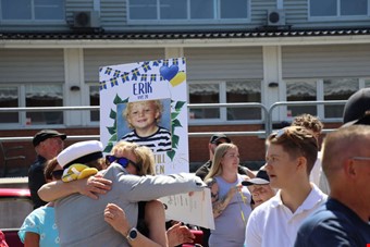 Det utdelades mnga kramar till studenterna. Foto: Julia Sandstn Vikberg